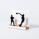 Figure "Padel · Paire au smash", vue en perspective avec son socle en chêne