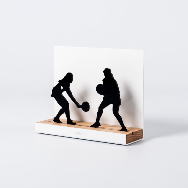 Figura "Pádel · Pareja femenina", vista en perspectiva con su peana de roble