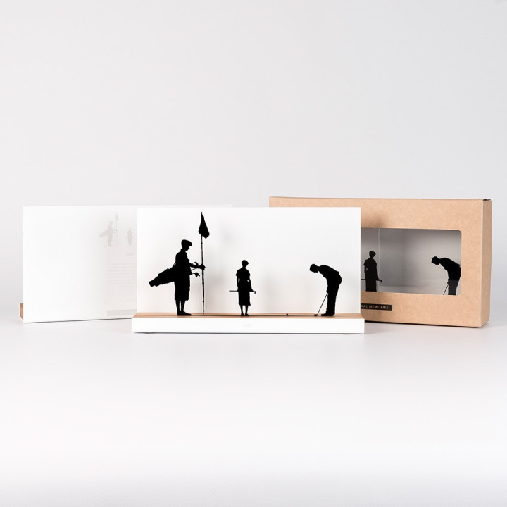 Figure "Golf · Putt sur le green avec le drapeau" à côté de son coffret et de sa boîte cadeau