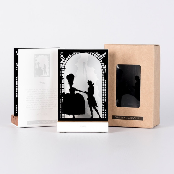 Figure "ROMANTIC GARDEN" next to its sleeve and its gift box