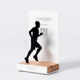 Figure "COURSE POPULAIRE 02", vue en perspective avec son socle en chêne