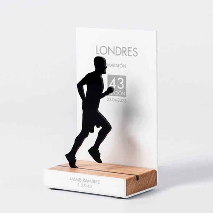 Figure "COURSE POPULAIRE 02", vue en perspective avec son socle en chêne