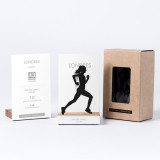 Figure "COURSE POPULAIRE 04" à côté de son coffret et de sa boîte cadeau