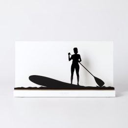 Figura "Paddle surf · Remadora de pie", vista de frente