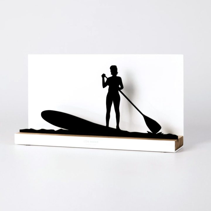Figura "Paddle surf · Remadora de pie", vista en perspectiva con su peana de roble