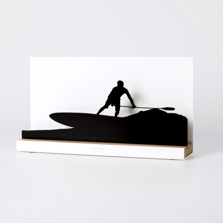 Figura "Paddle surf · Entrando en la ola", vista en perspectiva con su peana de roble