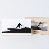 Figura "Paddle surf · Entrando en la ola" junto a su estuche y su caja de regalo