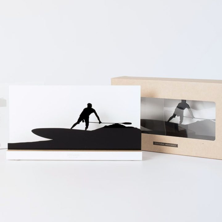 Figure "Paddle surf · Riding into the wave" next to its sleeve and its gift box