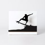 Figura "Surf · Vuelo sobre la ola", vista de frente