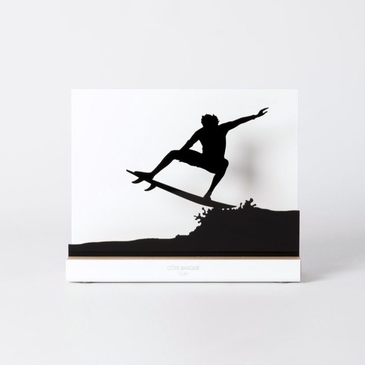 Figure "Surf · Envol au-dessus de la vague", vue de face