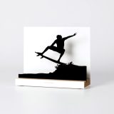 Figura "Surf · Vuelo sobre la ola", vista en perspectiva con su peana de roble