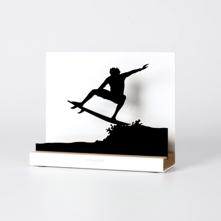 Figura "Surf · Vuelo sobre la ola", vista en perspectiva con su peana de roble
