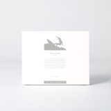 Estuche de la figura "Surf · Vuelo sobre la ola" con el texto que explica la silueta