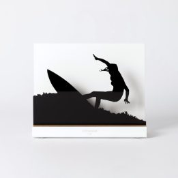 Figura "Surf · Giro con la tabla en alto", vista de frente