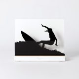 Figure "Surfing · Turn with the board held high", front view