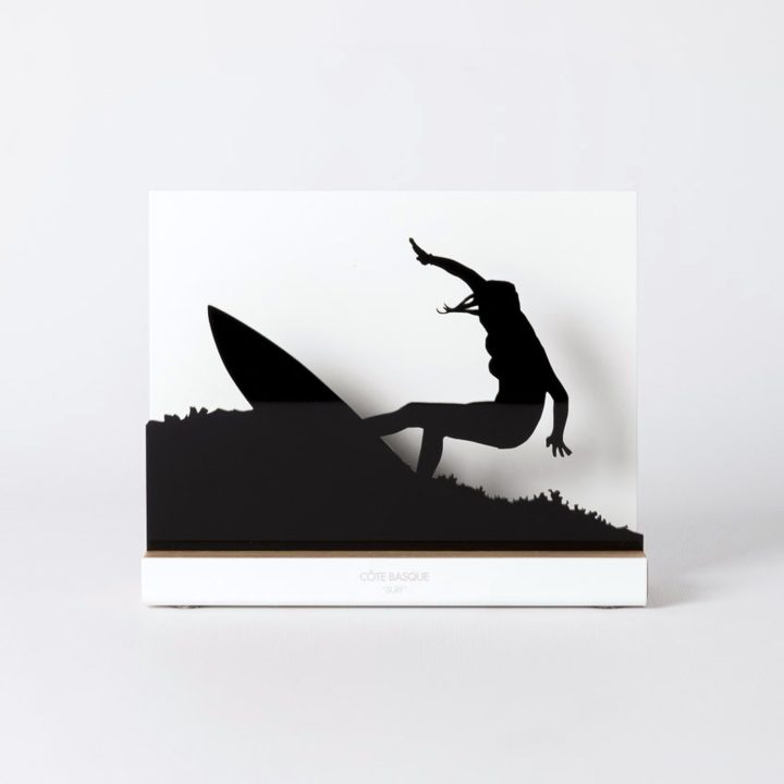 Figure "Surfing · Turn with the board held high", front view