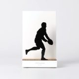 Figura "Rugby · Jugador a punto de pasar", vista de frente