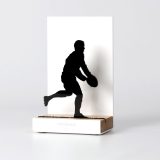 Figure "Rugby · Joueur prêt à passer", vue en perspective avec son socle en chêne