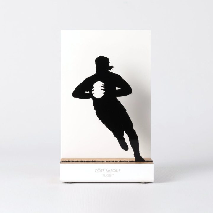 Figura "Rugby · Jugador de frente con balón", vista de frente