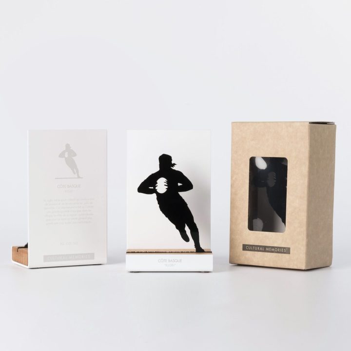 Figura "Rugby · Jugador de frente con balón" junto a su estuche y su caja de regalo