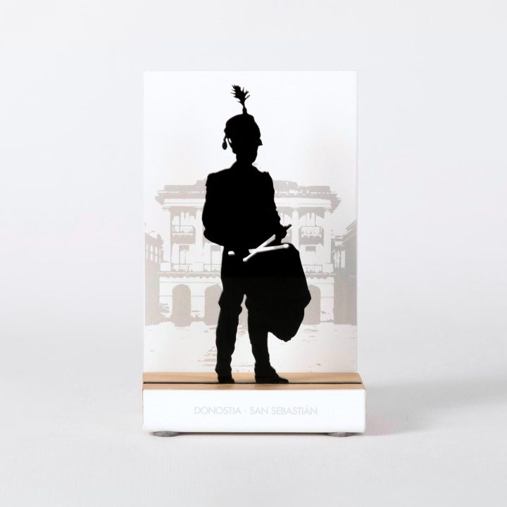 Figure "Tamborrada · Drummer with shako", front view