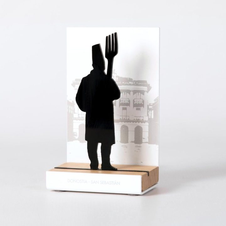Figure "CHEF CUISINIER À LA FOURCHETTE", vue en perspective avec son socle en chêne