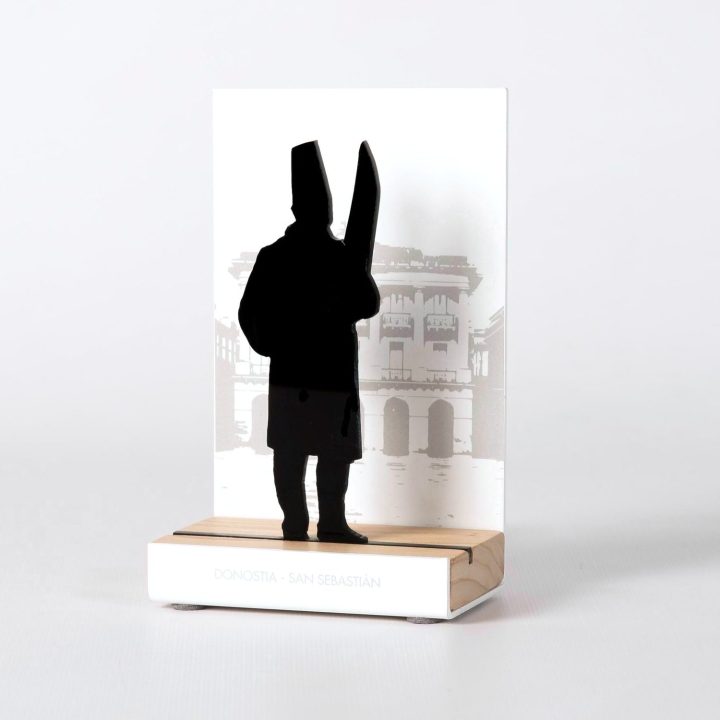 Figure "CHEF CUISINIER AU COUTEAU", vue en perspective avec son socle en chêne