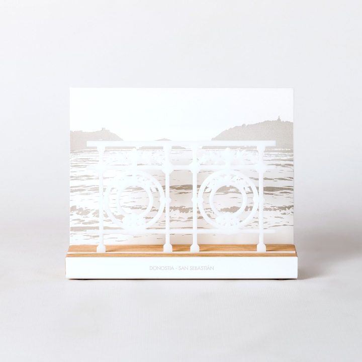 Figure "DOUBLE BALUSTRADE BLANCHE", vue de face
