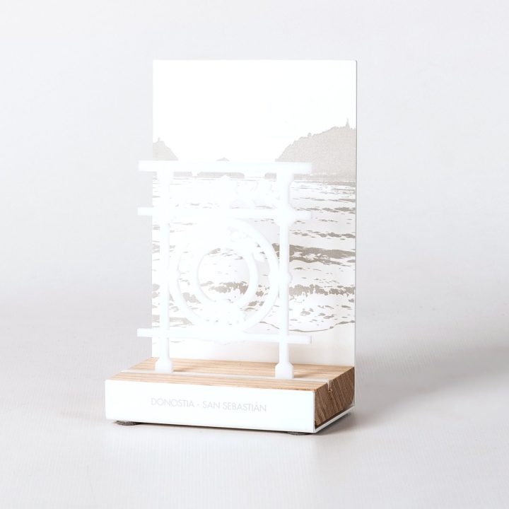 Figure "BALUSTRADE BLANCHE", vue en perspective avec son socle en chêne