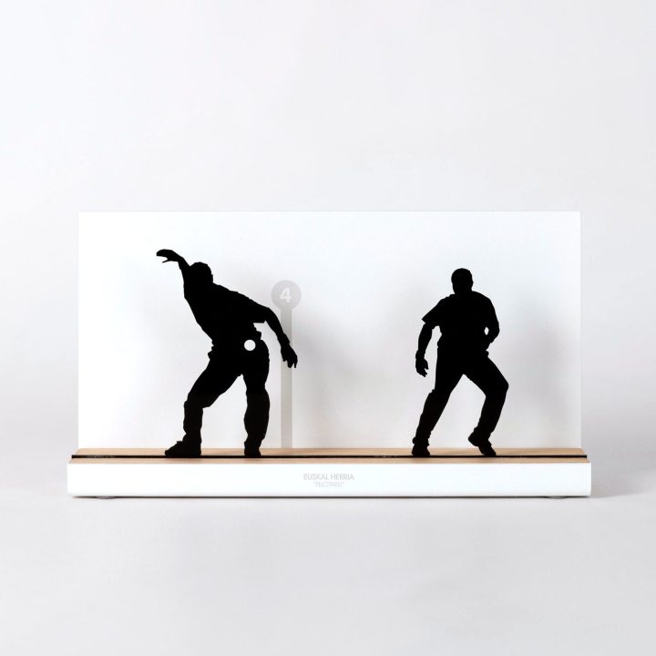 Figura "Pelotaris · Guardia dinámica (prestakuntza)", vista de frente