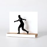 Figure "Pelotari · Armant la volée, crochet (aireko kolpea)", vue en perspective avec son socle en chêne