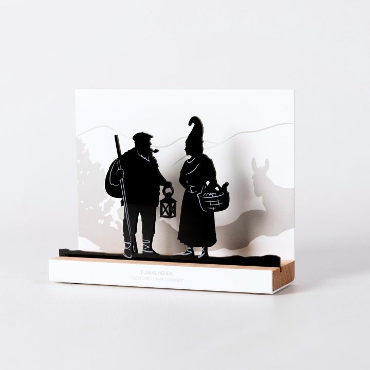 Figure "OLENTZERO ET MARI DOMINGI", vue en perspective avec son socle en chêne