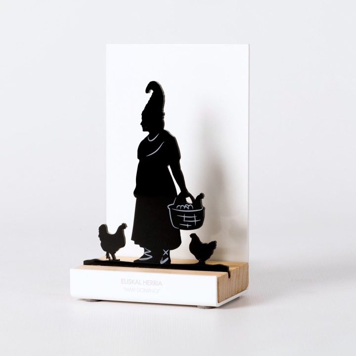 Figure "MARI DOMINGI", vue en perspective avec son socle en chêne