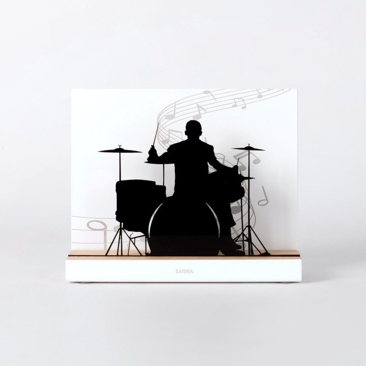 Figura "MÚSICA", vista de frente