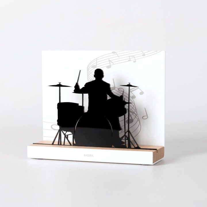 Figura "MÚSICA", vista en perspectiva con su peana de roble
