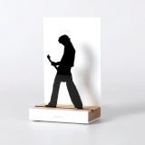 Figura "Guitarra · Guitarrista", vista en perspectiva con su peana de roble