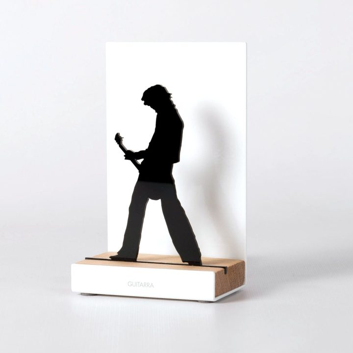 Figure "Guitare · Guitariste", vue en perspective avec son socle en chêne