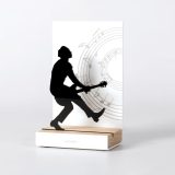 Figura "Guitarra · Duck walk", vista en perspectiva con su peana de roble