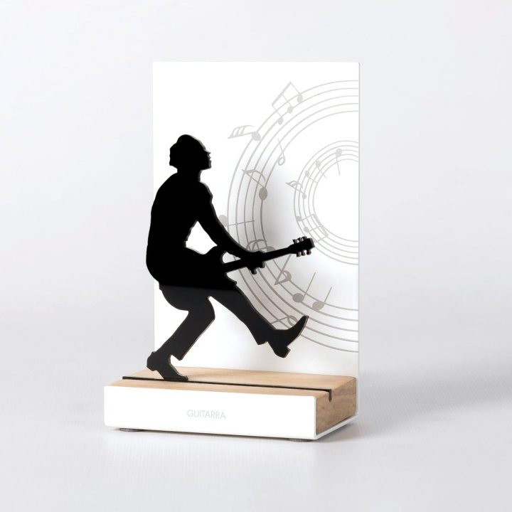 Figure "Guitare · Duck walk", vue en perspective avec son socle en chêne