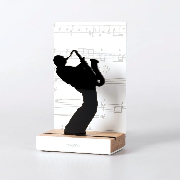 Figura "SAXOFÓN", vista en perspectiva con su peana de roble
