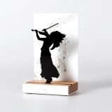 Figura "VIOLÍN", vista en perspectiva con su peana de roble