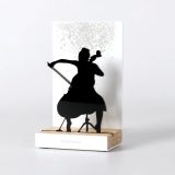 Figura "VIOLONCHELO", vista en perspectiva con su peana de roble