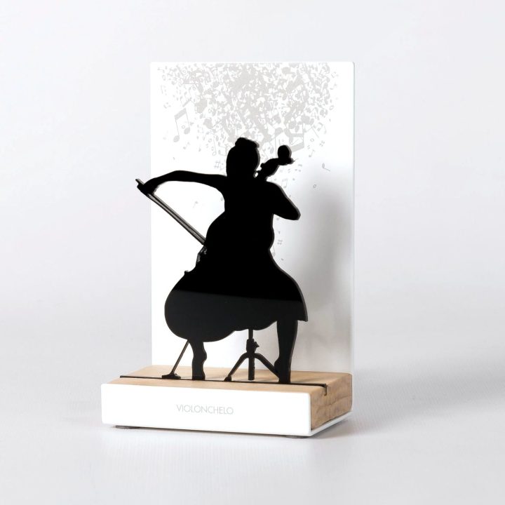Figure "VIOLONCELLE", vue en perspective avec son socle en chêne