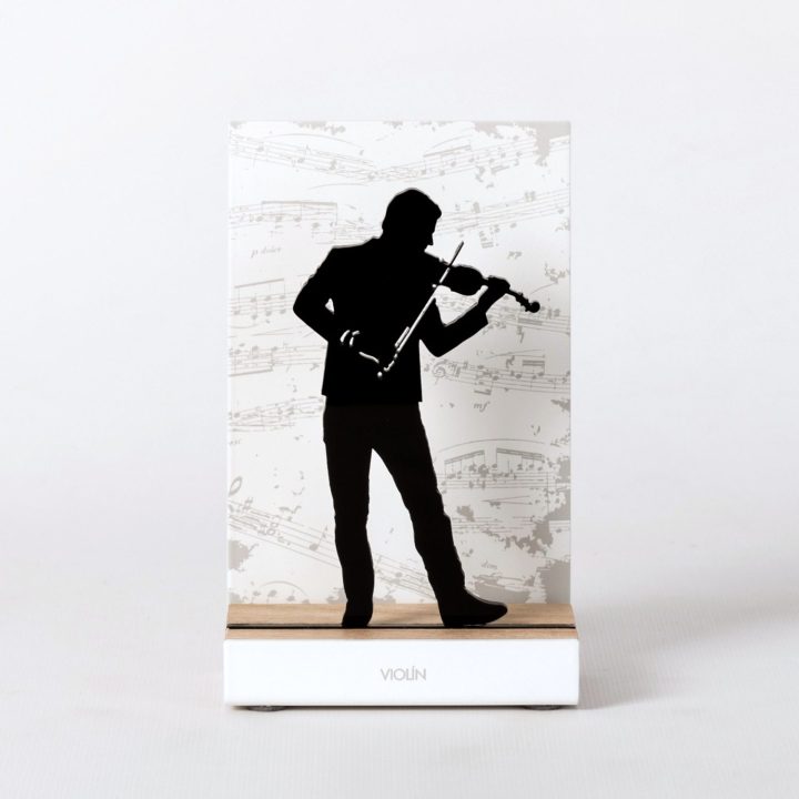 Figura "Violín · Violinista hombre", vista en perspectiva con su peana de roble