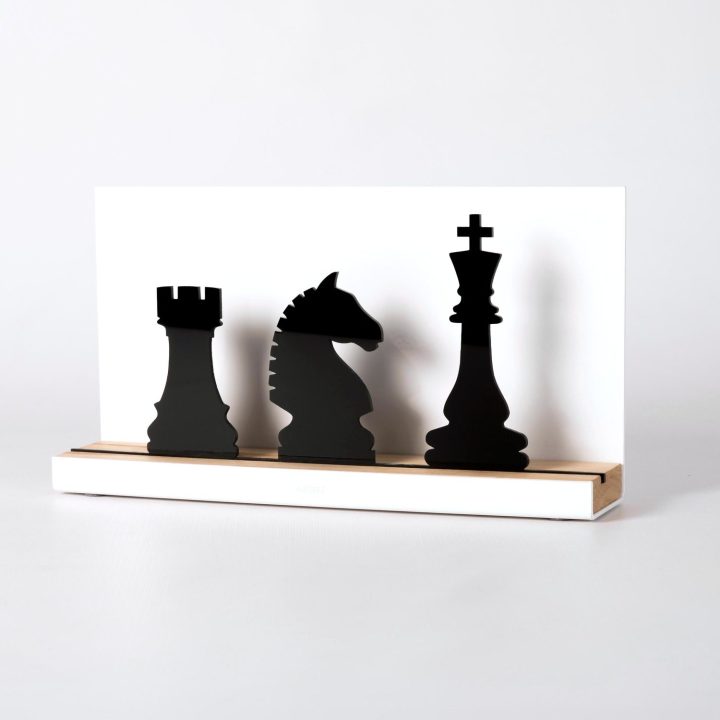 Figure "Échecs · Tour, cavalier et roi", vue en perspective avec son socle en chêne