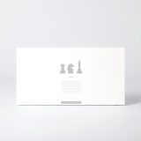 Coffret de la figure "Échecs · Tour, cavalier et roi" avec le texte qui explique la silhouette