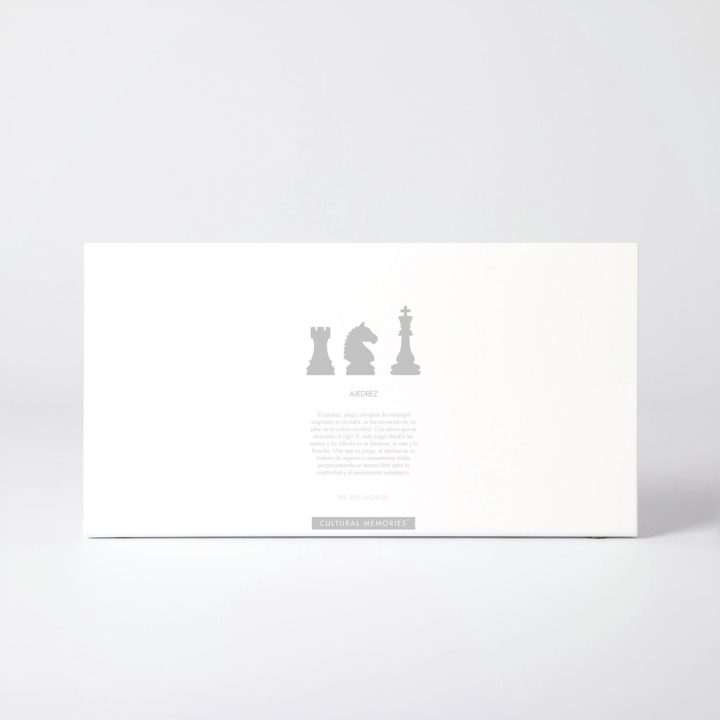 Coffret de la figure "Échecs · Tour, cavalier et roi" avec le texte qui explique la silhouette