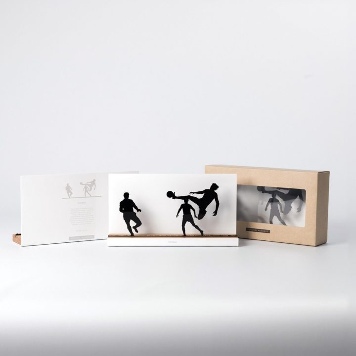 Figure "Football · Race for the ball" next to its sleeve and its gift box