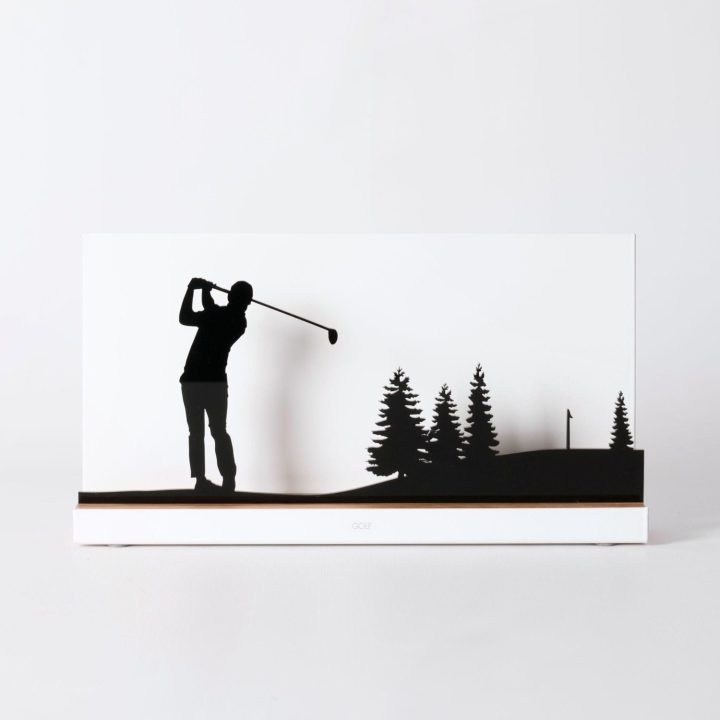 Figure "Golf · Swing among pines with the flag", front view