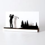 Figure "Golf · Swing parmi les pins avec le drapeau", vue en perspective avec son socle en chêne